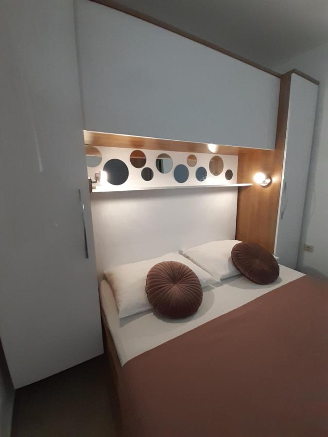 Apartment Lucky With Jacuzzi Trogir Bagian luar foto