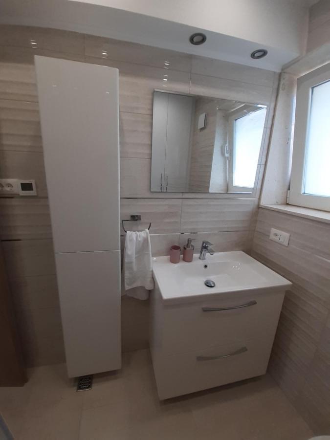 Apartment Lucky With Jacuzzi Trogir Bagian luar foto