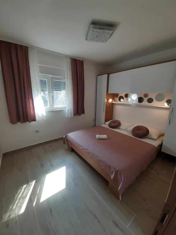 Apartment Lucky With Jacuzzi Trogir Bagian luar foto