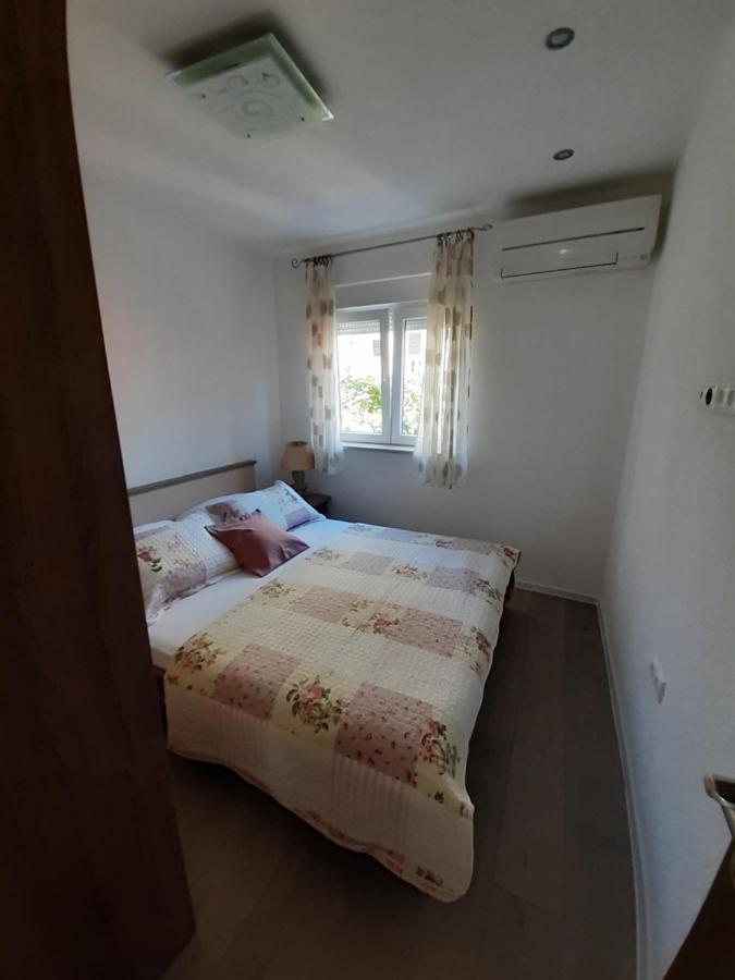 Apartment Lucky With Jacuzzi Trogir Bagian luar foto