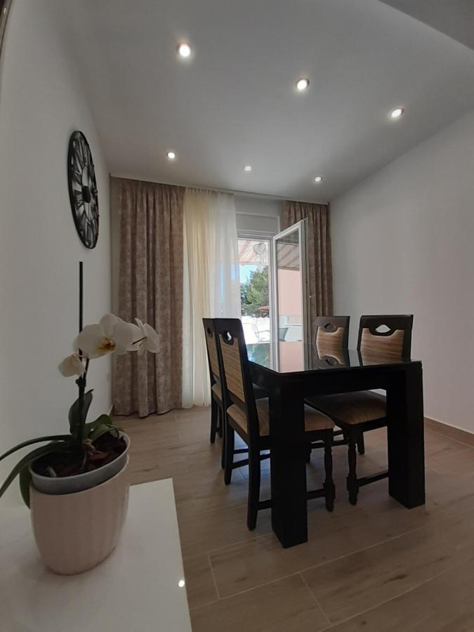 Apartment Lucky With Jacuzzi Trogir Bagian luar foto