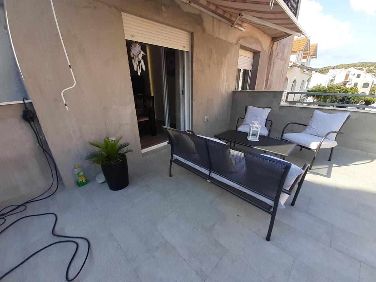 Apartment Lucky With Jacuzzi Trogir Bagian luar foto