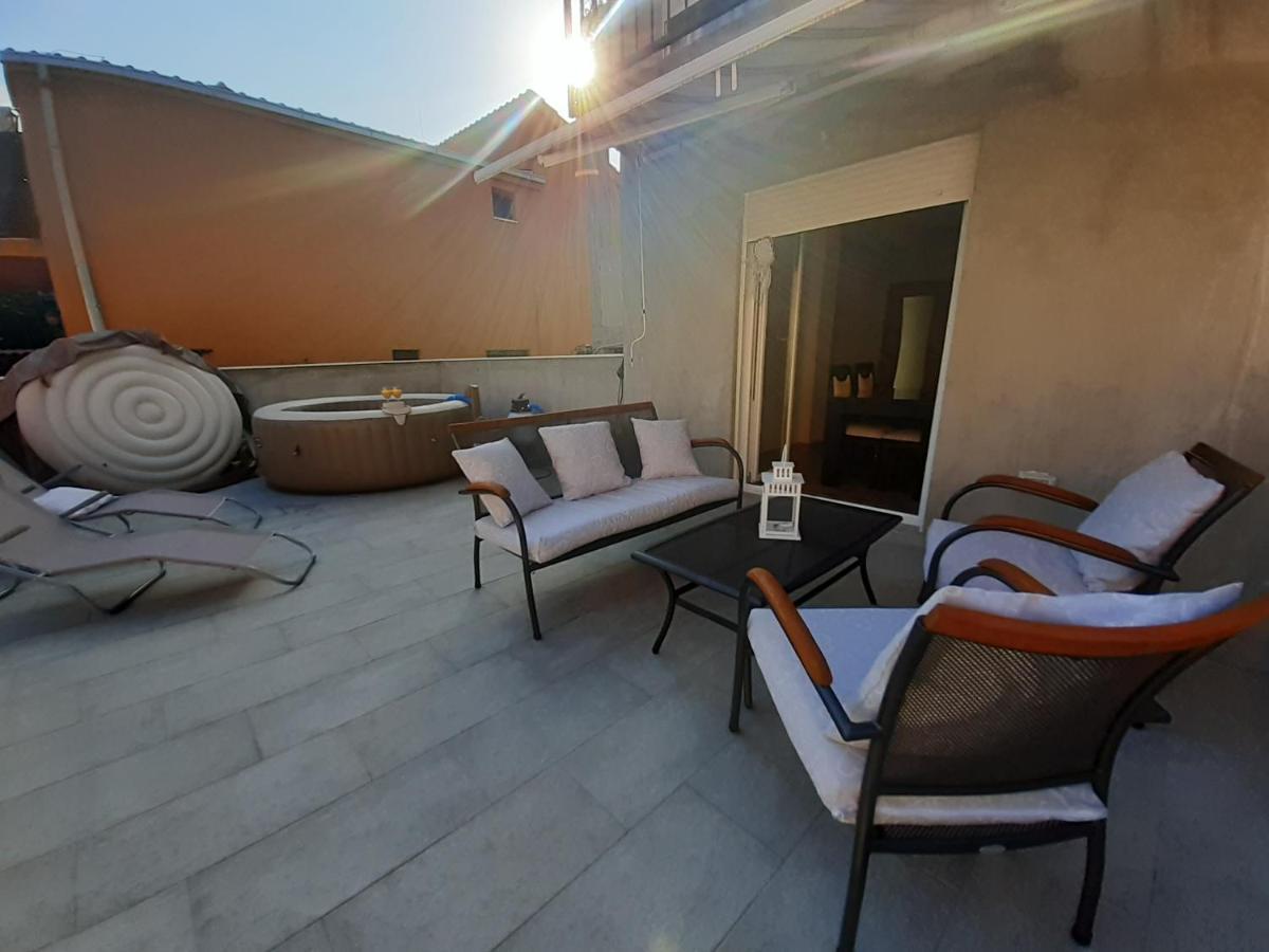 Apartment Lucky With Jacuzzi Trogir Bagian luar foto
