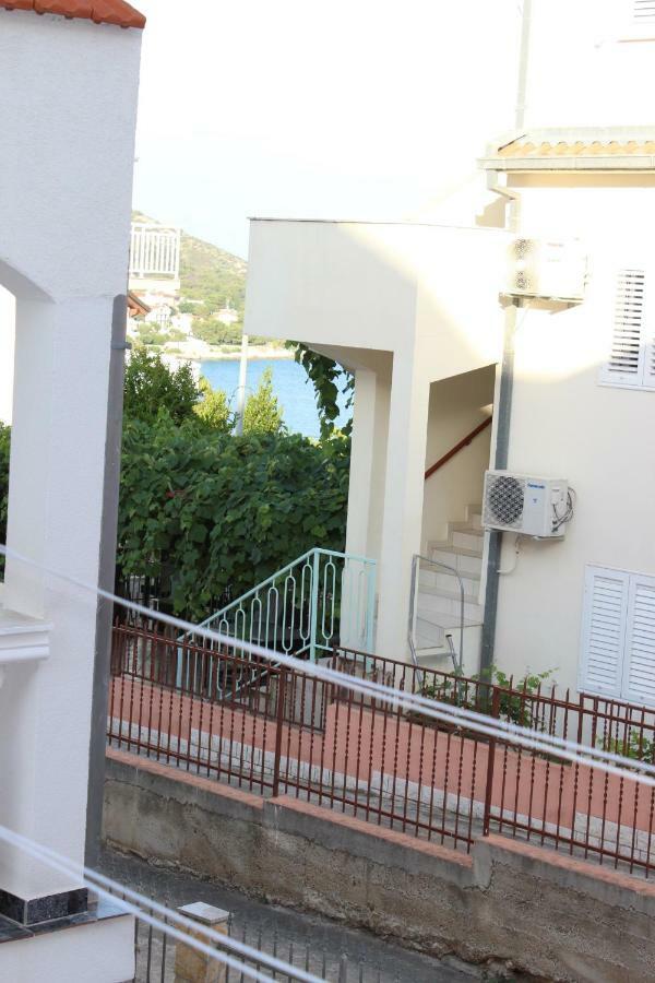 Apartment Lucky With Jacuzzi Trogir Bagian luar foto