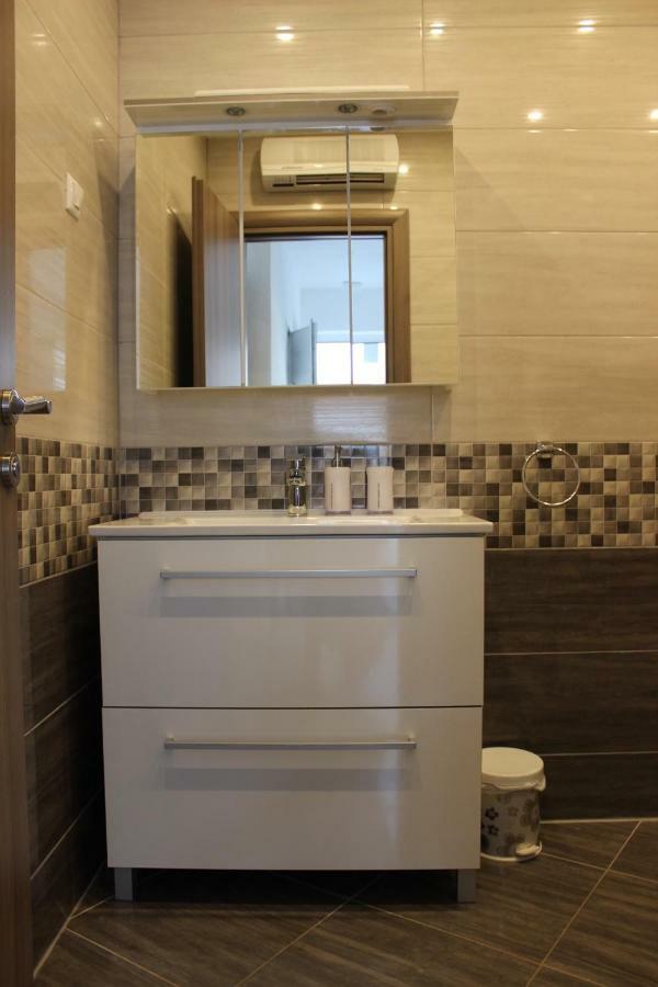 Apartment Lucky With Jacuzzi Trogir Bagian luar foto