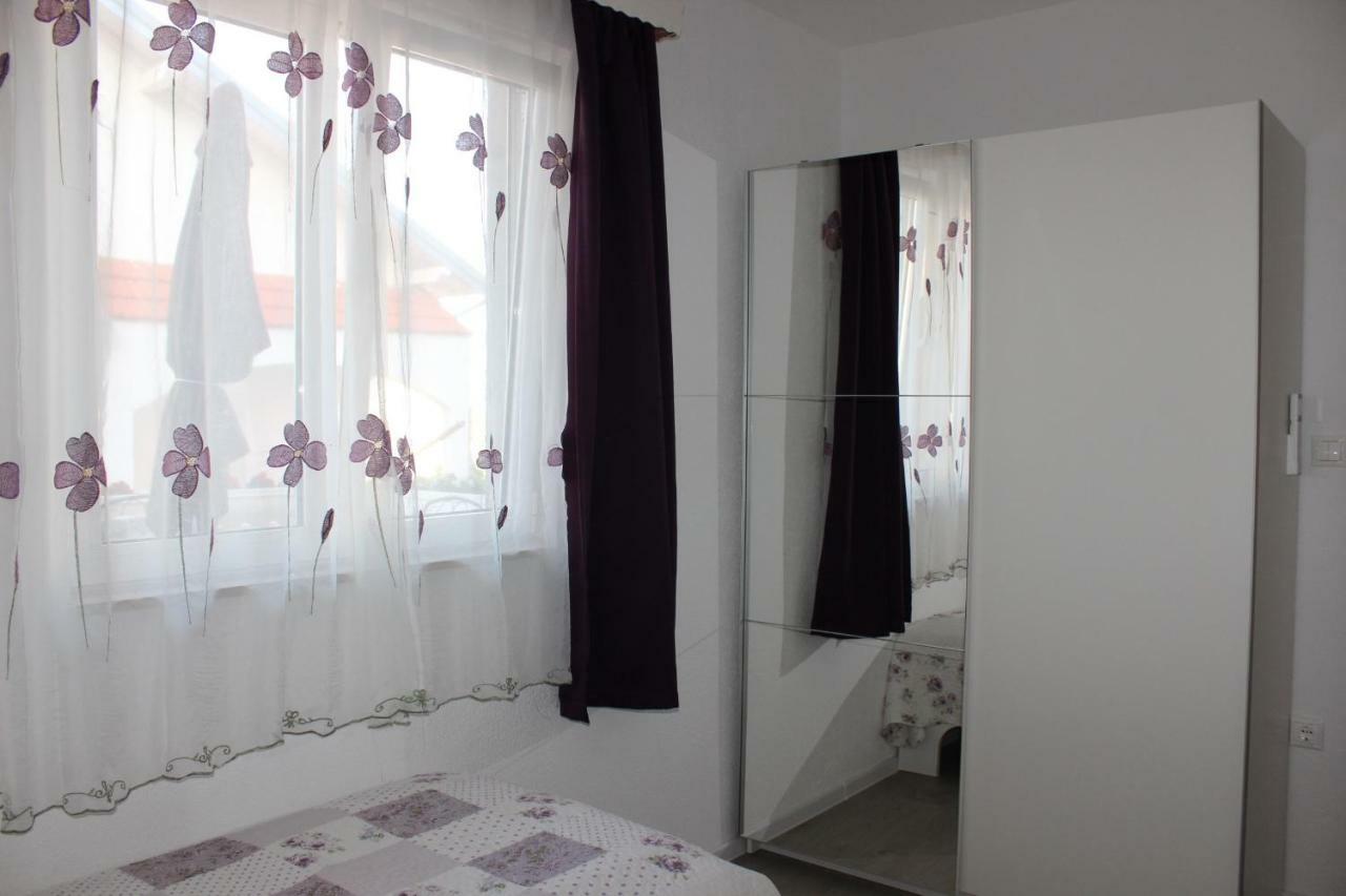 Apartment Lucky With Jacuzzi Trogir Bagian luar foto