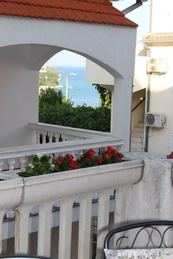 Apartment Lucky With Jacuzzi Trogir Bagian luar foto