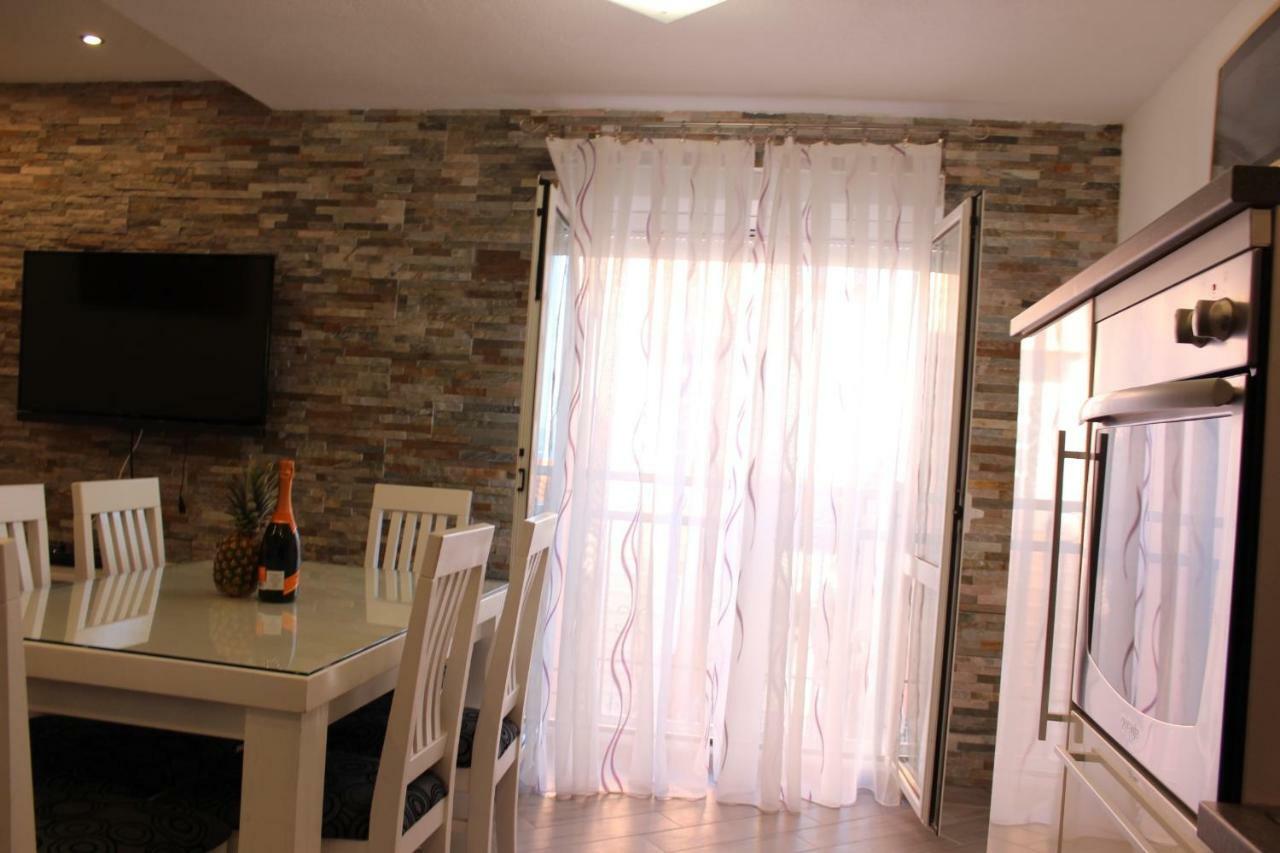 Apartment Lucky With Jacuzzi Trogir Bagian luar foto