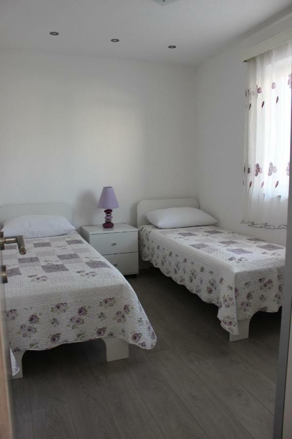 Apartment Lucky With Jacuzzi Trogir Bagian luar foto