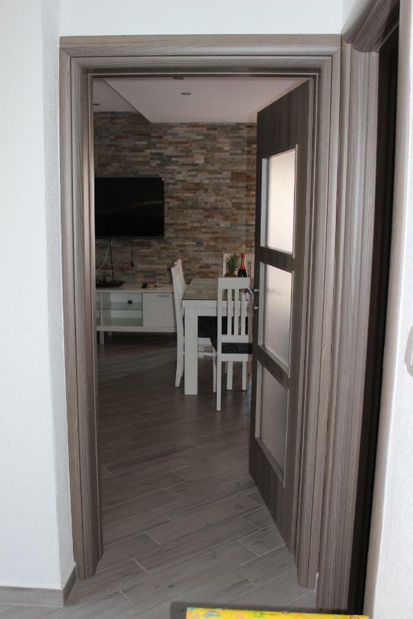 Apartment Lucky With Jacuzzi Trogir Bagian luar foto
