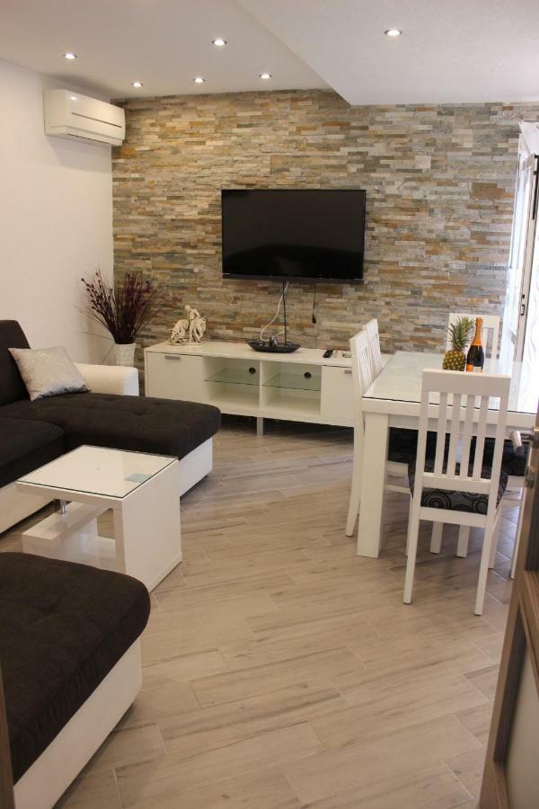 Apartment Lucky With Jacuzzi Trogir Bagian luar foto