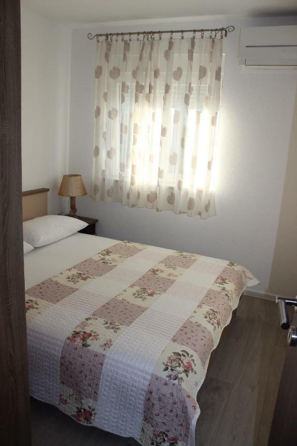 Apartment Lucky With Jacuzzi Trogir Bagian luar foto