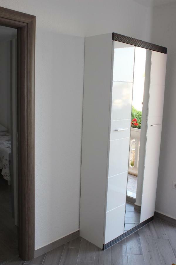 Apartment Lucky With Jacuzzi Trogir Bagian luar foto