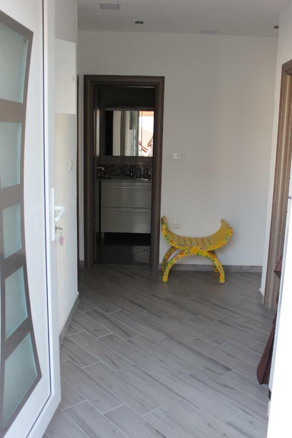 Apartment Lucky With Jacuzzi Trogir Bagian luar foto