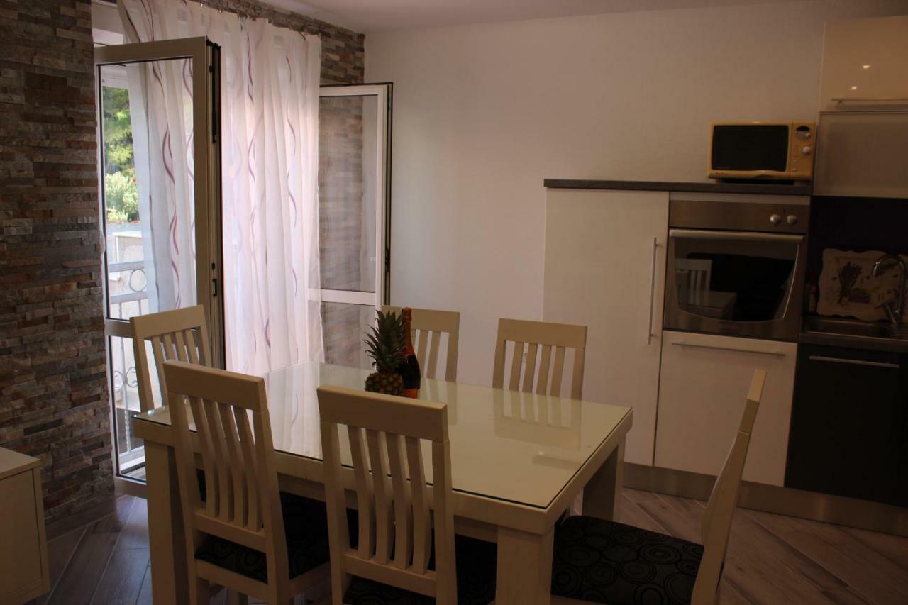 Apartment Lucky With Jacuzzi Trogir Bagian luar foto