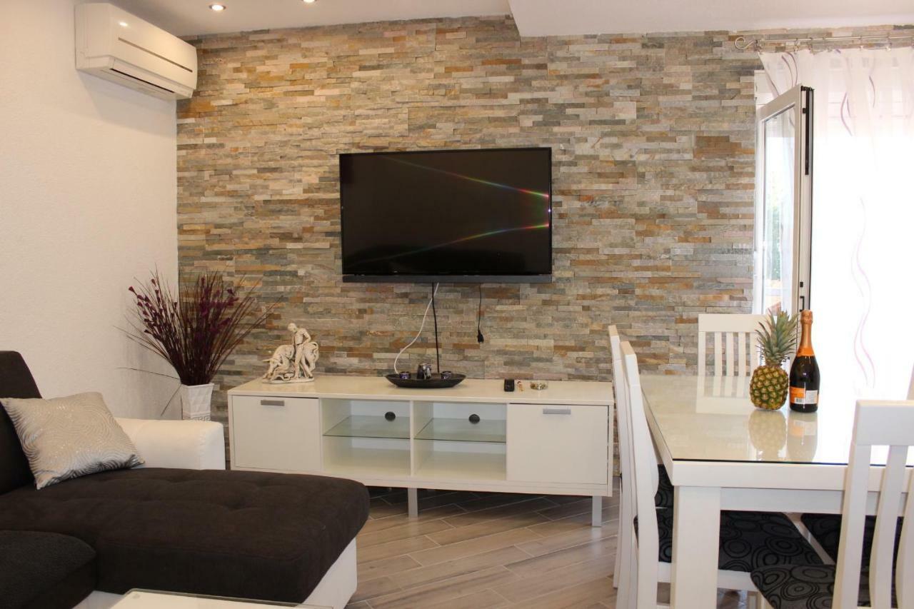 Apartment Lucky With Jacuzzi Trogir Bagian luar foto
