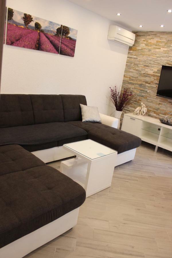 Apartment Lucky With Jacuzzi Trogir Bagian luar foto