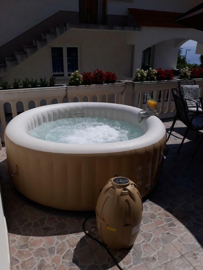 Apartment Lucky With Jacuzzi Trogir Bagian luar foto